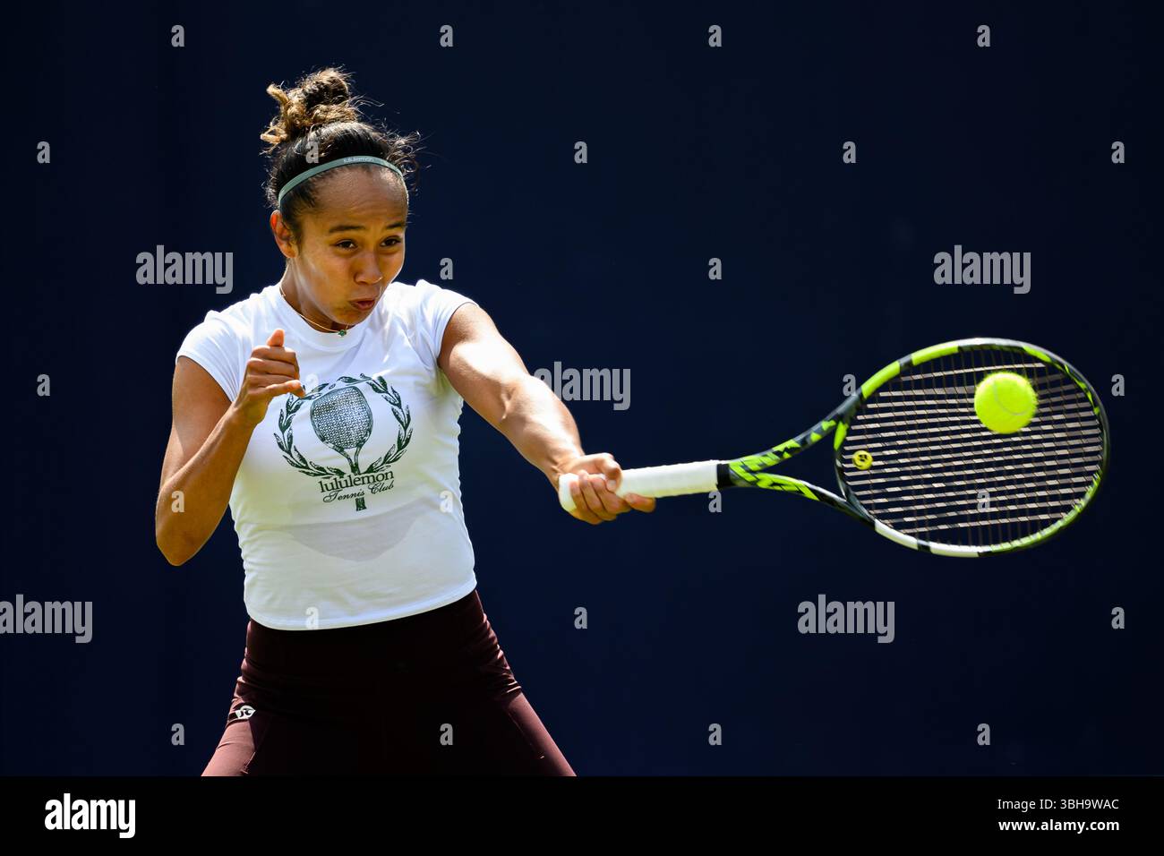 LONDON, VEREINIGTES KÖNIGREICH Juni 08: Leylah Fernandez (CNA) - der zweite der US Open 2021, übt vor dem Qualifikationsspiel am zweiten Tag der HSBC Championships 2025 im Queen's Club am Sonntag, den 08. Juni 2025 in LONDON, VEREINIGTES KÖNIGREICH. Quelle: Taka Wu/Alamy Live News Stockfoto