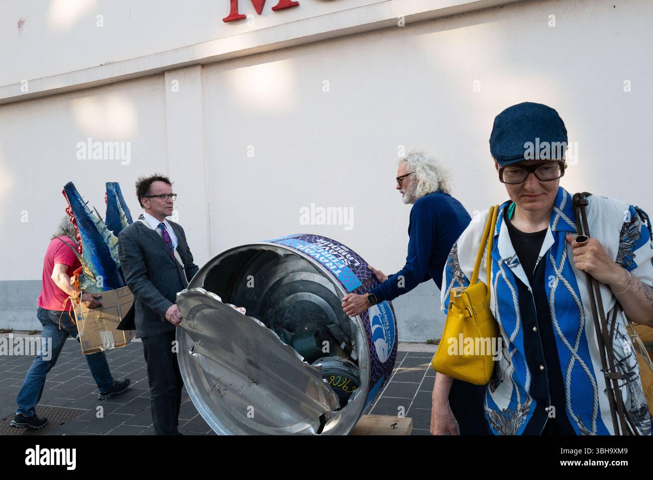 Nizza, England, Frankreich. Juni 2025. Am Welttag der Ozeane veranstalteten Aktivisten der Ocean Rebellion einen theatralischen Protest vor einem Monoprix-Supermarkt in Nizza, Frankreich, um die Bedenken hinsichtlich der industriellen Thunfischfangpraxis zu beleuchten. Die Demonstration zeigte Künstler, die eine riesige Dose Petit Navire Thunfisch mit einem˜toten Seemann enthüllten, begleitet von einer satirischen Darbietung des französischen Liedes˜Il Ã Tait un Petit Navire. Mit dem Protest sollte auf angebliche Menschenrechtsverletzungen und Umweltauswirkungen im Zusammenhang mit der Thunfischfischerei, insbesondere im Zusammenhang mit der Marine Stewardship, hingewiesen werden Stockfoto