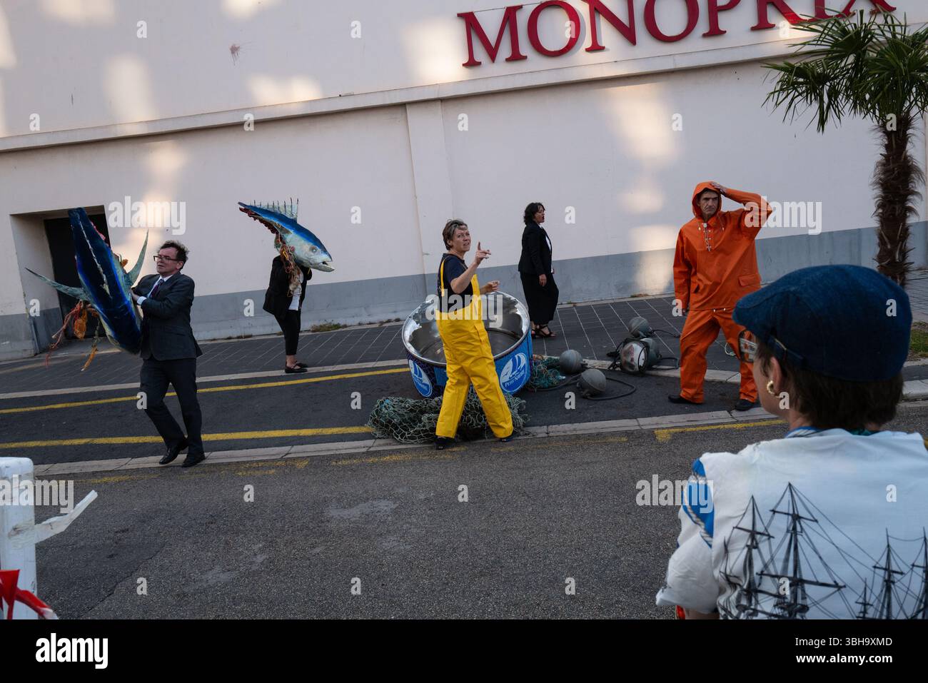 Nizza, England, Frankreich. Juni 2025. Am Welttag der Ozeane veranstalteten Aktivisten der Ocean Rebellion einen theatralischen Protest vor einem Monoprix-Supermarkt in Nizza, Frankreich, um die Bedenken hinsichtlich der industriellen Thunfischfangpraxis zu beleuchten. Die Demonstration zeigte Künstler, die eine riesige Dose Petit Navire Thunfisch mit einem˜toten Seemann enthüllten, begleitet von einer satirischen Darbietung des französischen Liedes˜Il Ã Tait un Petit Navire. Mit dem Protest sollte auf angebliche Menschenrechtsverletzungen und Umweltauswirkungen im Zusammenhang mit der Thunfischfischerei, insbesondere im Zusammenhang mit der Marine Stewardship, hingewiesen werden Stockfoto