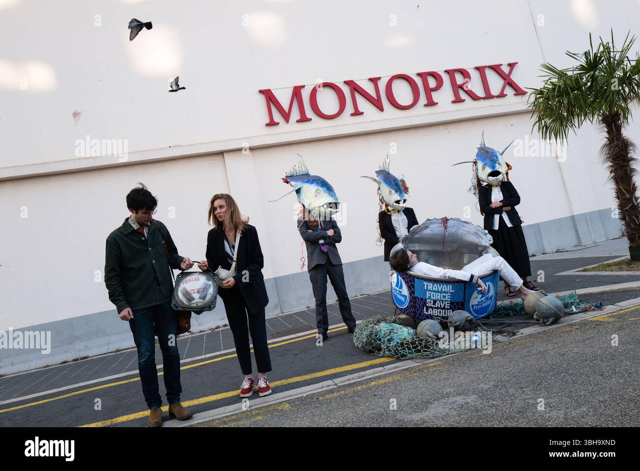 Nizza, England, Frankreich. Juni 2025. Am Welttag der Ozeane veranstalteten Aktivisten der Ocean Rebellion einen theatralischen Protest vor einem Monoprix-Supermarkt in Nizza, Frankreich, um die Bedenken hinsichtlich der industriellen Thunfischfangpraxis zu beleuchten. Die Demonstration zeigte Künstler, die eine riesige Dose Petit Navire Thunfisch mit einem˜toten Seemann enthüllten, begleitet von einer satirischen Darbietung des französischen Liedes˜Il Ã Tait un Petit Navire. Mit dem Protest sollte auf angebliche Menschenrechtsverletzungen und Umweltauswirkungen im Zusammenhang mit der Thunfischfischerei, insbesondere im Zusammenhang mit der Marine Stewardship, hingewiesen werden Stockfoto