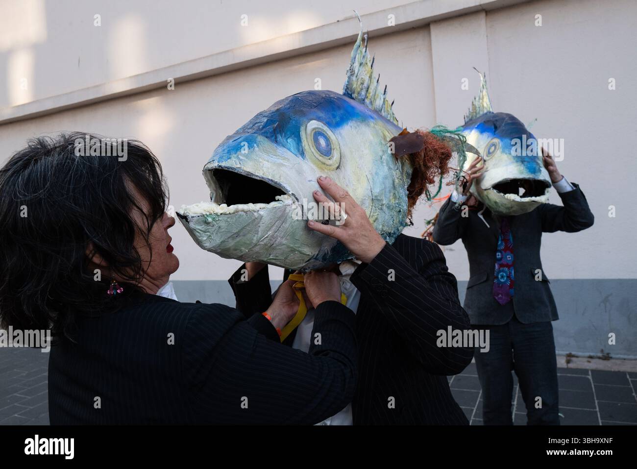 Nizza, England, Frankreich. Juni 2025. Am Welttag der Ozeane veranstalteten Aktivisten der Ocean Rebellion einen theatralischen Protest vor einem Monoprix-Supermarkt in Nizza, Frankreich, um die Bedenken hinsichtlich der industriellen Thunfischfangpraxis zu beleuchten. Die Demonstration zeigte Künstler, die eine riesige Dose Petit Navire Thunfisch mit einem˜toten Seemann enthüllten, begleitet von einer satirischen Darbietung des französischen Liedes˜Il Ã Tait un Petit Navire. Mit dem Protest sollte auf angebliche Menschenrechtsverletzungen und Umweltauswirkungen im Zusammenhang mit der Thunfischfischerei, insbesondere im Zusammenhang mit der Marine Stewardship, hingewiesen werden Stockfoto