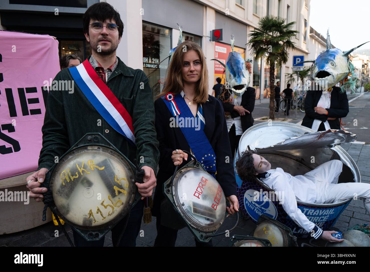 Nizza, England, Frankreich. Juni 2025. Am Welttag der Ozeane veranstalteten Aktivisten der Ocean Rebellion einen theatralischen Protest vor einem Monoprix-Supermarkt in Nizza, Frankreich, um die Bedenken hinsichtlich der industriellen Thunfischfangpraxis zu beleuchten. Die Demonstration zeigte Künstler, die eine riesige Dose Petit Navire Thunfisch mit einem˜toten Seemann enthüllten, begleitet von einer satirischen Darbietung des französischen Liedes˜Il Ã Tait un Petit Navire. Mit dem Protest sollte auf angebliche Menschenrechtsverletzungen und Umweltauswirkungen im Zusammenhang mit der Thunfischfischerei, insbesondere im Zusammenhang mit der Marine Stewardship, hingewiesen werden Stockfoto