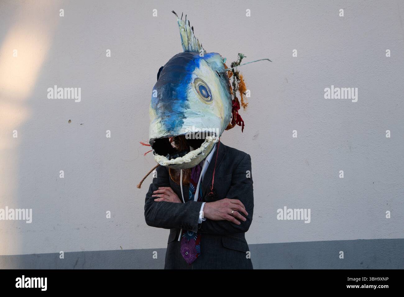 Nizza, England, Frankreich. Juni 2025. Am Welttag der Ozeane veranstalteten Aktivisten der Ocean Rebellion einen theatralischen Protest vor einem Monoprix-Supermarkt in Nizza, Frankreich, um die Bedenken hinsichtlich der industriellen Thunfischfangpraxis zu beleuchten. Die Demonstration zeigte Künstler, die eine riesige Dose Petit Navire Thunfisch mit einem˜toten Seemann enthüllten, begleitet von einer satirischen Darbietung des französischen Liedes˜Il Ã Tait un Petit Navire. Mit dem Protest sollte auf angebliche Menschenrechtsverletzungen und Umweltauswirkungen im Zusammenhang mit der Thunfischfischerei, insbesondere im Zusammenhang mit der Marine Stewardship, hingewiesen werden Stockfoto
