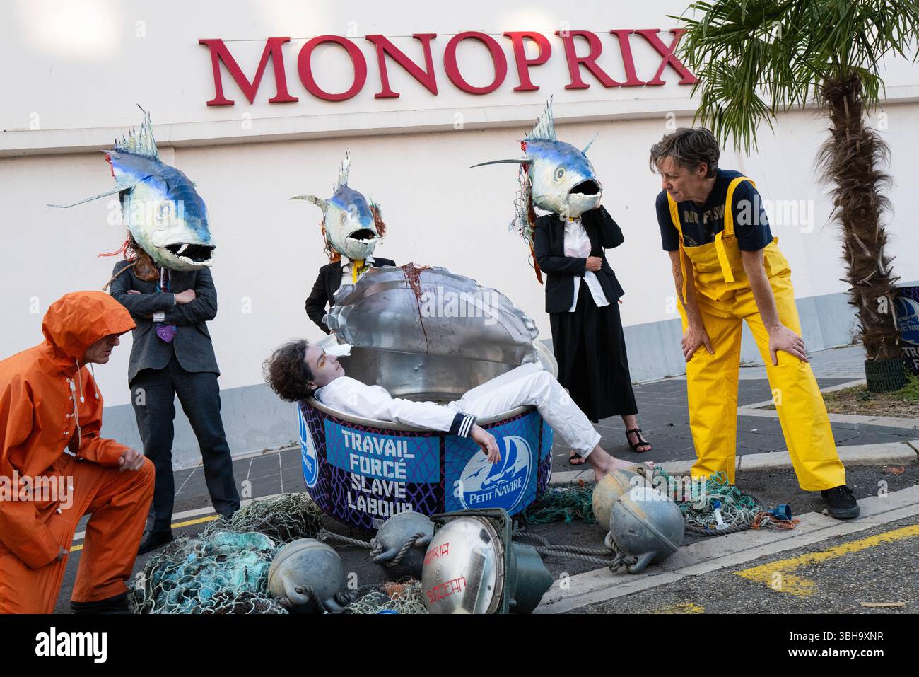 Nizza, England, Frankreich. Juni 2025. Am Welttag der Ozeane veranstalteten Aktivisten der Ocean Rebellion einen theatralischen Protest vor einem Monoprix-Supermarkt in Nizza, Frankreich, um die Bedenken hinsichtlich der industriellen Thunfischfangpraxis zu beleuchten. Die Demonstration zeigte Künstler, die eine riesige Dose Petit Navire Thunfisch mit einem˜toten Seemann enthüllten, begleitet von einer satirischen Darbietung des französischen Liedes˜Il Ã Tait un Petit Navire. Mit dem Protest sollte auf angebliche Menschenrechtsverletzungen und Umweltauswirkungen im Zusammenhang mit der Thunfischfischerei, insbesondere im Zusammenhang mit der Marine Stewardship, hingewiesen werden Stockfoto