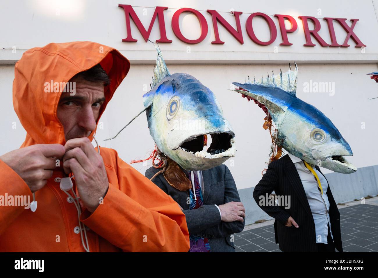 Nizza, England, Frankreich. Juni 2025. Am Welttag der Ozeane veranstalteten Aktivisten der Ocean Rebellion einen theatralischen Protest vor einem Monoprix-Supermarkt in Nizza, Frankreich, um die Bedenken hinsichtlich der industriellen Thunfischfangpraxis zu beleuchten. Die Demonstration zeigte Künstler, die eine riesige Dose Petit Navire Thunfisch mit einem˜toten Seemann enthüllten, begleitet von einer satirischen Darbietung des französischen Liedes˜Il Ã Tait un Petit Navire. Mit dem Protest sollte auf angebliche Menschenrechtsverletzungen und Umweltauswirkungen im Zusammenhang mit der Thunfischfischerei, insbesondere im Zusammenhang mit der Marine Stewardship, hingewiesen werden Stockfoto