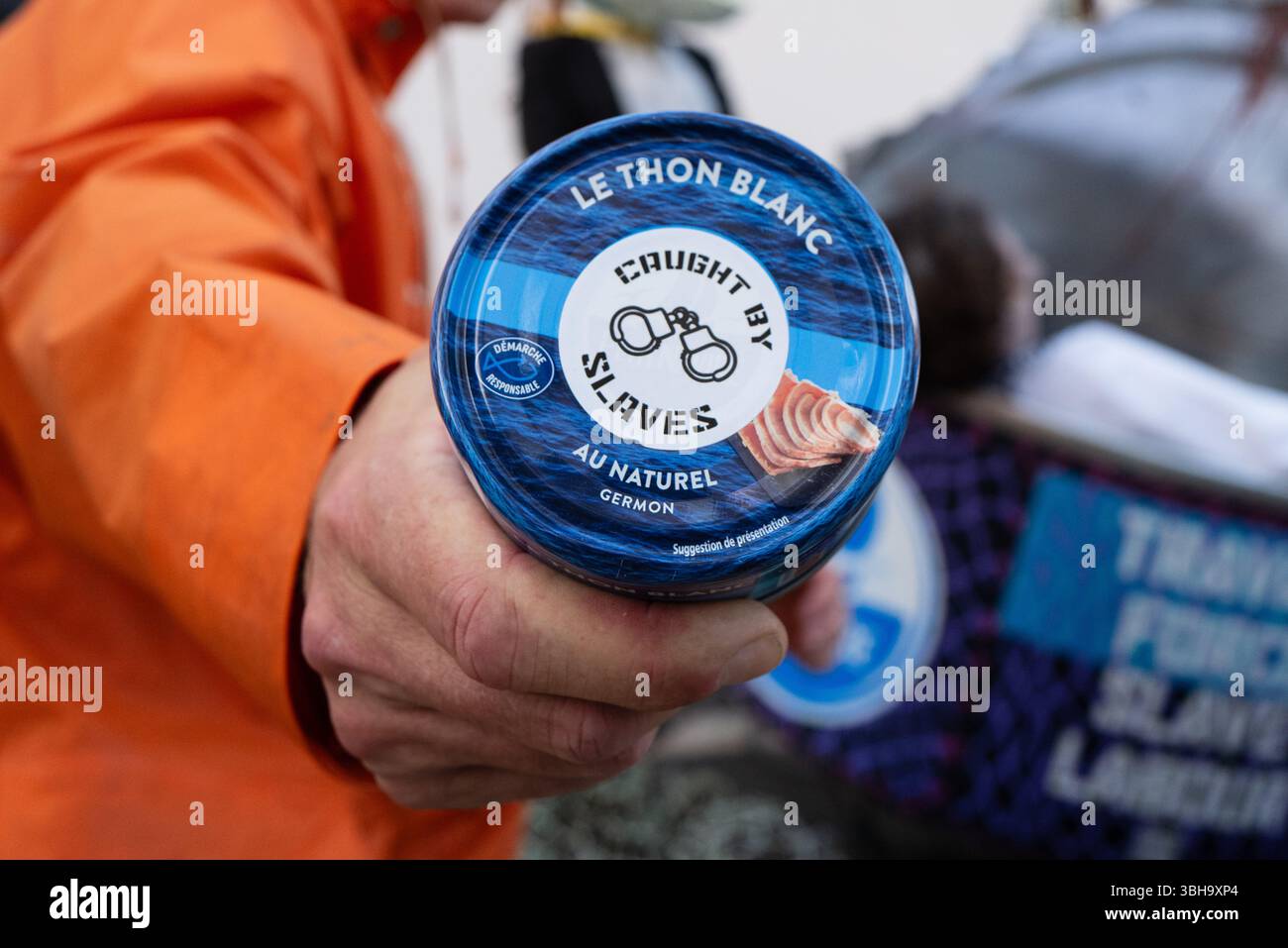 Nizza, England, Frankreich. Juni 2025. Am Welttag der Ozeane veranstalteten Aktivisten der Ocean Rebellion einen theatralischen Protest vor einem Monoprix-Supermarkt in Nizza, Frankreich, um die Bedenken hinsichtlich der industriellen Thunfischfangpraxis zu beleuchten. Die Demonstration zeigte Künstler, die eine riesige Dose Petit Navire Thunfisch mit einem˜toten Seemann enthüllten, begleitet von einer satirischen Darbietung des französischen Liedes˜Il Ã Tait un Petit Navire. Mit dem Protest sollte auf angebliche Menschenrechtsverletzungen und Umweltauswirkungen im Zusammenhang mit der Thunfischfischerei, insbesondere im Zusammenhang mit der Marine Stewardship, hingewiesen werden Stockfoto