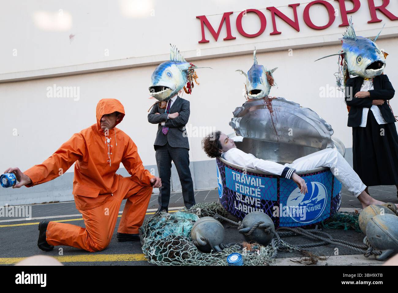 Nizza, England, Frankreich. Juni 2025. Am Welttag der Ozeane veranstalteten Aktivisten der Ocean Rebellion einen theatralischen Protest vor einem Monoprix-Supermarkt in Nizza, Frankreich, um die Bedenken hinsichtlich der industriellen Thunfischfangpraxis zu beleuchten. Die Demonstration zeigte Künstler, die eine riesige Dose Petit Navire Thunfisch mit einem˜toten Seemann enthüllten, begleitet von einer satirischen Darbietung des französischen Liedes˜Il Ã Tait un Petit Navire. Mit dem Protest sollte auf angebliche Menschenrechtsverletzungen und Umweltauswirkungen im Zusammenhang mit der Thunfischfischerei, insbesondere im Zusammenhang mit der Marine Stewardship, hingewiesen werden Stockfoto
