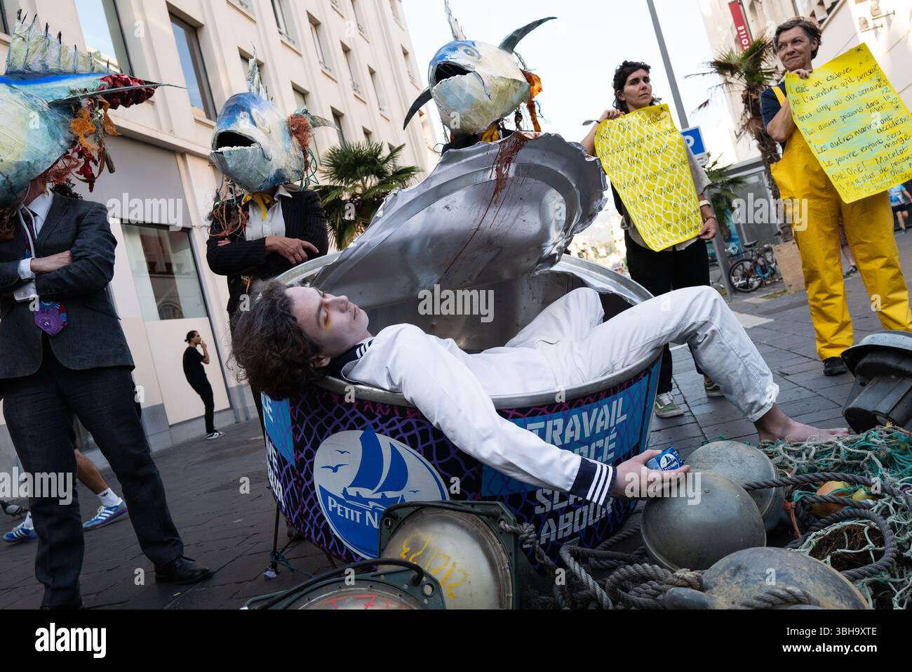 Nizza, England, Frankreich. Juni 2025. Am Welttag der Ozeane veranstalteten Aktivisten der Ocean Rebellion einen theatralischen Protest vor einem Monoprix-Supermarkt in Nizza, Frankreich, um die Bedenken hinsichtlich der industriellen Thunfischfangpraxis zu beleuchten. Die Demonstration zeigte Künstler, die eine riesige Dose Petit Navire Thunfisch mit einem˜toten Seemann enthüllten, begleitet von einer satirischen Darbietung des französischen Liedes˜Il Ã Tait un Petit Navire. Mit dem Protest sollte auf angebliche Menschenrechtsverletzungen und Umweltauswirkungen im Zusammenhang mit der Thunfischfischerei, insbesondere im Zusammenhang mit der Marine Stewardship, hingewiesen werden Stockfoto