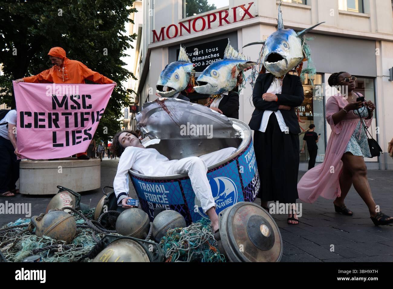 Nizza, England, Frankreich. Juni 2025. Am Welttag der Ozeane veranstalteten Aktivisten der Ocean Rebellion einen theatralischen Protest vor einem Monoprix-Supermarkt in Nizza, Frankreich, um die Bedenken hinsichtlich der industriellen Thunfischfangpraxis zu beleuchten. Die Demonstration zeigte Künstler, die eine riesige Dose Petit Navire Thunfisch mit einem˜toten Seemann enthüllten, begleitet von einer satirischen Darbietung des französischen Liedes˜Il Ã Tait un Petit Navire. Mit dem Protest sollte auf angebliche Menschenrechtsverletzungen und Umweltauswirkungen im Zusammenhang mit der Thunfischfischerei, insbesondere im Zusammenhang mit der Marine Stewardship, hingewiesen werden Stockfoto