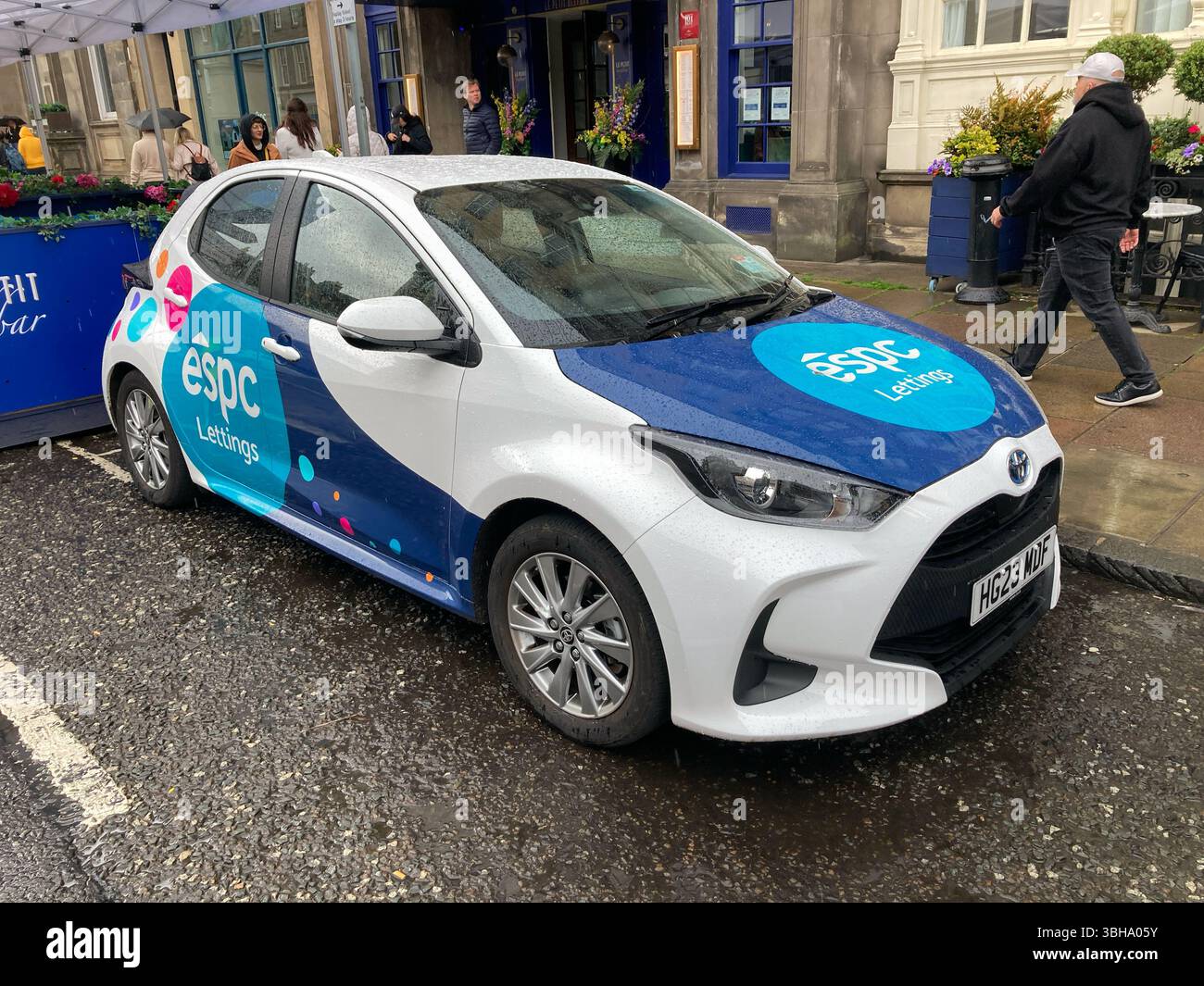 ESPC, Edinburgh Solicitors Property Centre Auto parkt in der George Street, Edinburgh Schottland - Smartphone-aufgenommenes Stockfoto