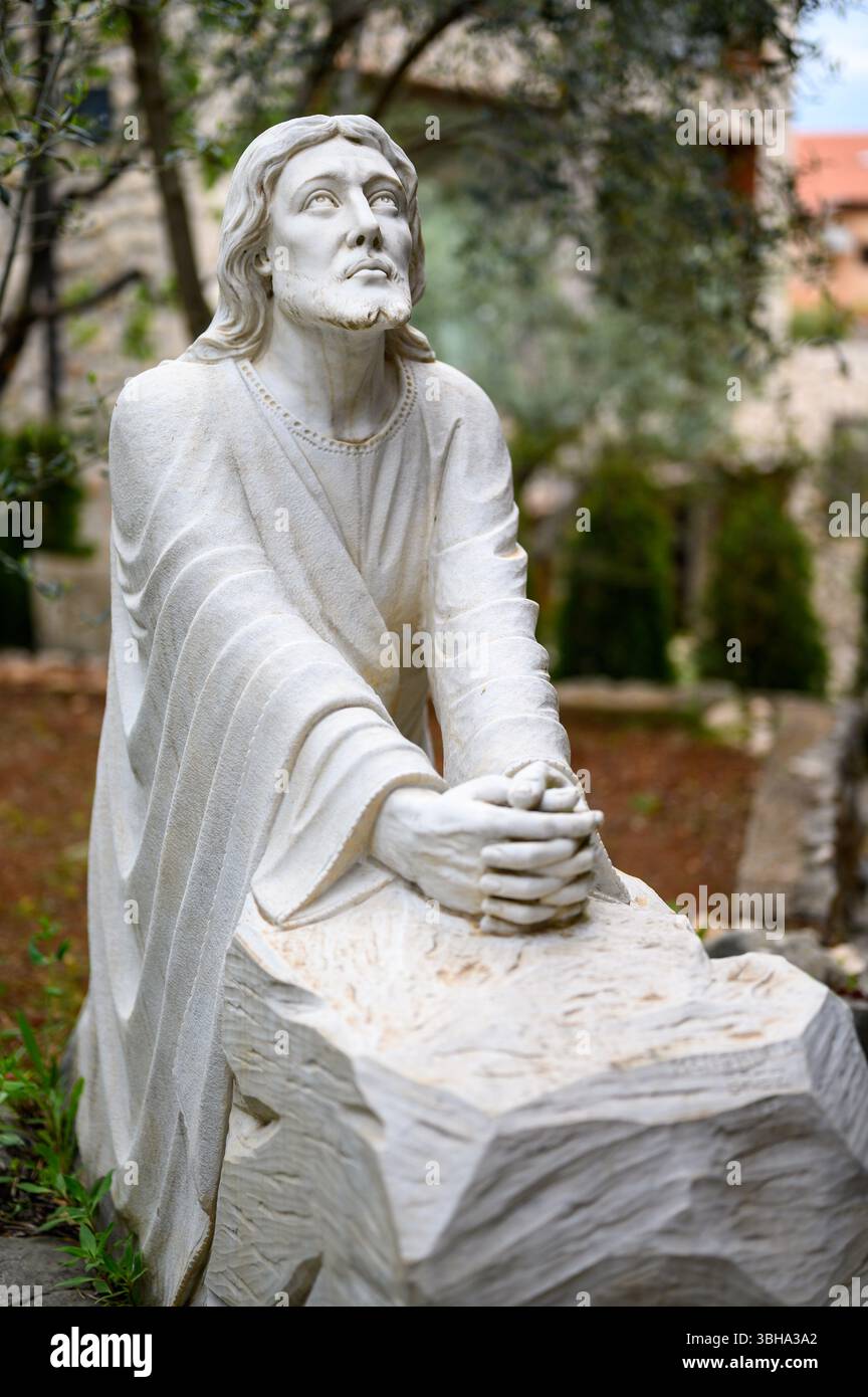 Die Qualen Jesu im Garten Gethsemane. Eine Statue in der Nähe einer Gemeindekapelle in Medjugorje. Stockfoto