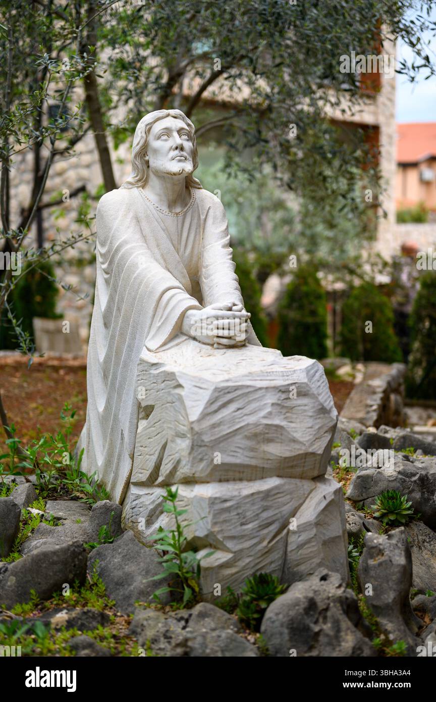 Die Qualen Jesu im Garten Gethsemane. Eine Statue in der Nähe einer Gemeindekapelle in Medjugorje. Stockfoto
