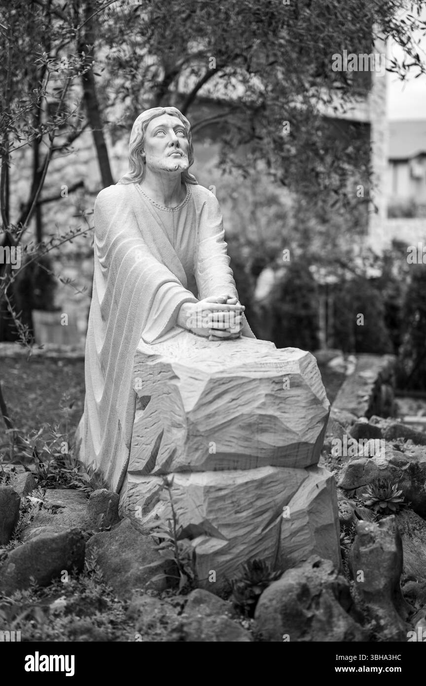 Die Qualen Jesu im Garten Gethsemane. Eine Statue in der Nähe einer Gemeindekapelle in Medjugorje. Stockfoto