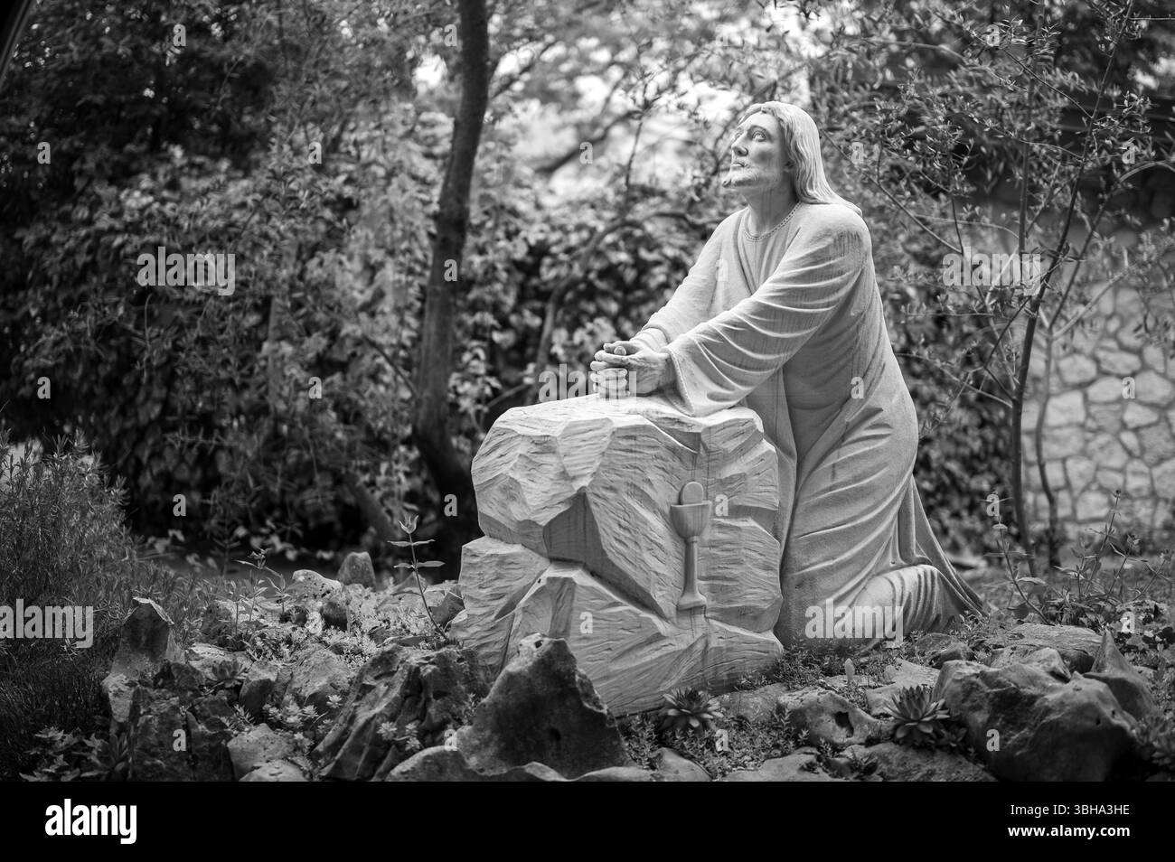 Die Qualen Jesu im Garten Gethsemane. Eine Statue in der Nähe einer Gemeindekapelle in Medjugorje. Stockfoto