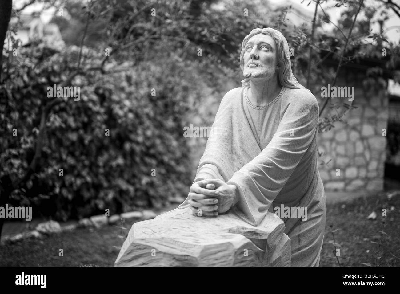 Die Qualen Jesu im Garten Gethsemane. Eine Statue in der Nähe einer Gemeindekapelle in Medjugorje. Stockfoto