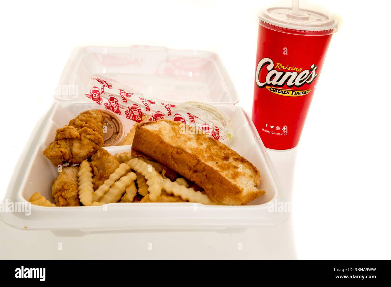 Winneconne, WI - 10. Mai 2025: Ein Paket mit Hähnchenfingern mit Getränk auf einem isolierten Hintergrund. Stockfoto