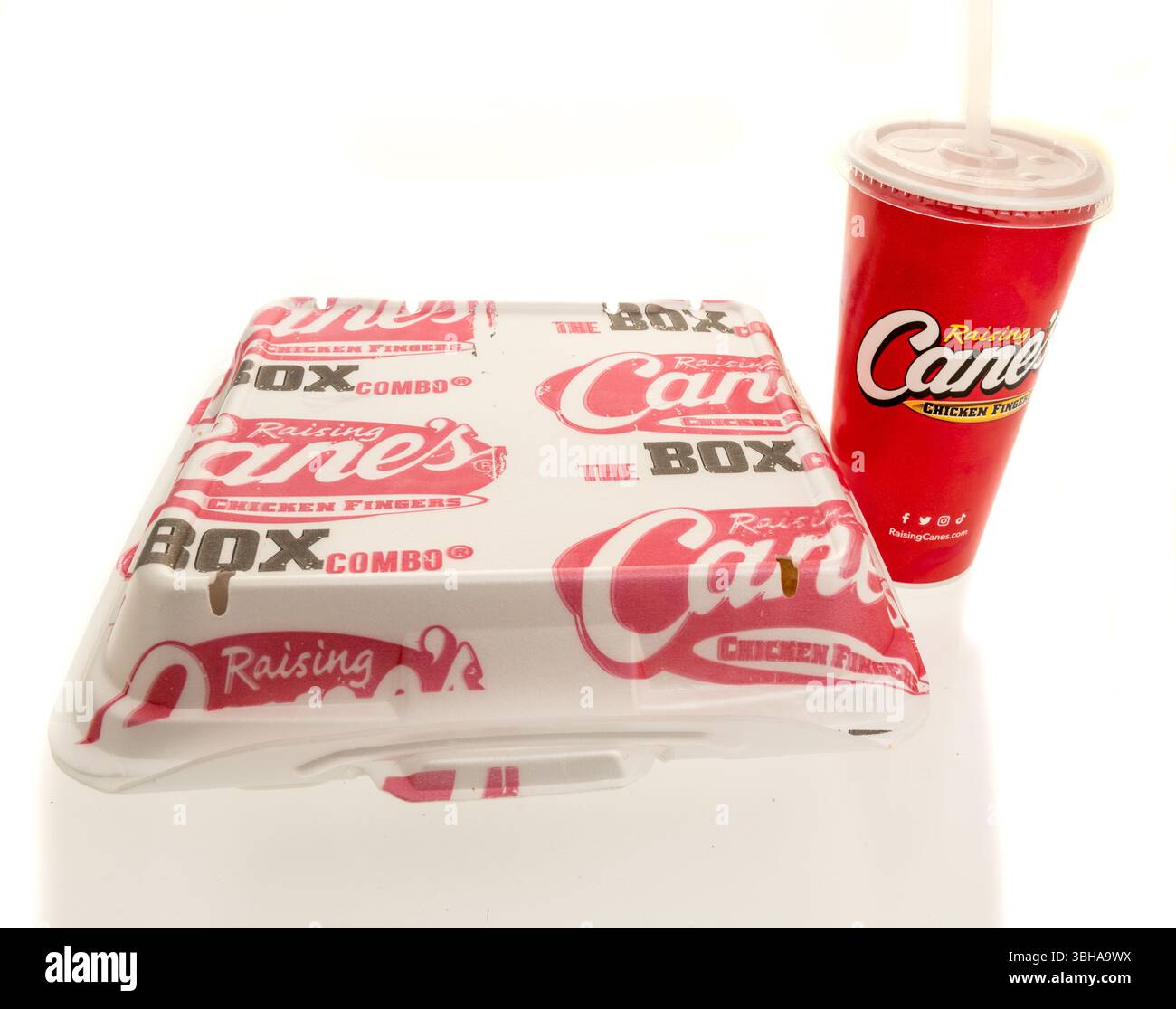 Winneconne, WI - 10. Mai 2025: Ein Paket mit Hähnchenfingern mit Getränk auf einem isolierten Hintergrund. Stockfoto