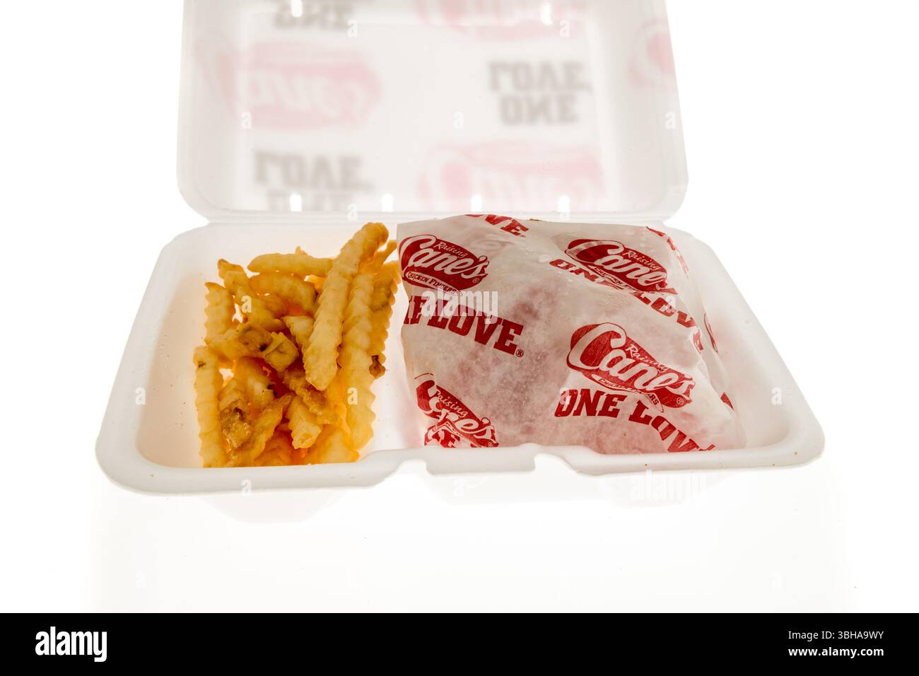 Winneconne, WI - 10. Mai 2025: Ein Paket mit Hähnchenfingern mit Getränk auf einem isolierten Hintergrund. Stockfoto