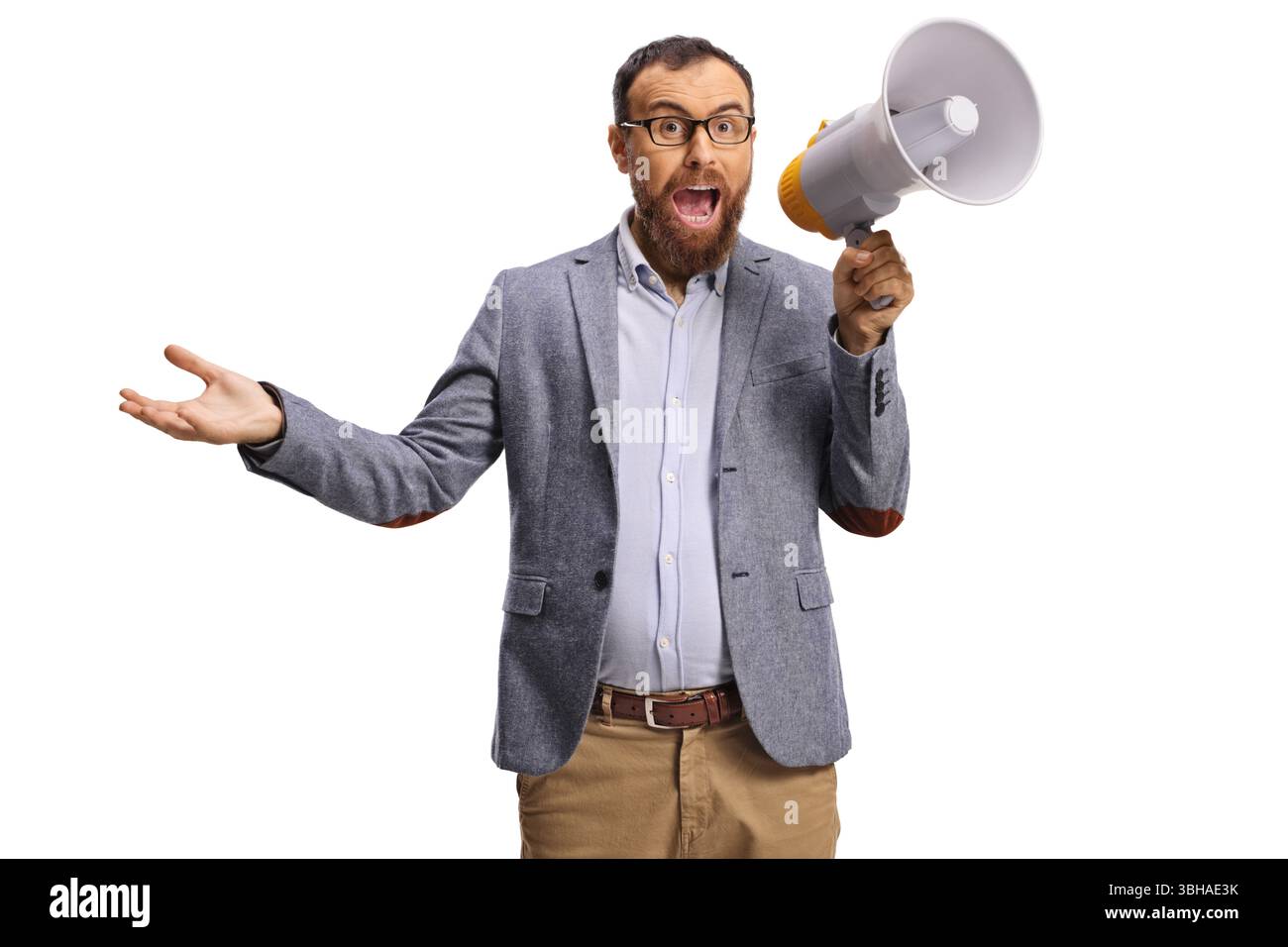 Aufgeregter bärtiger Mann mit einem Megaphon isoliert auf weißem Hintergrund Stockfoto