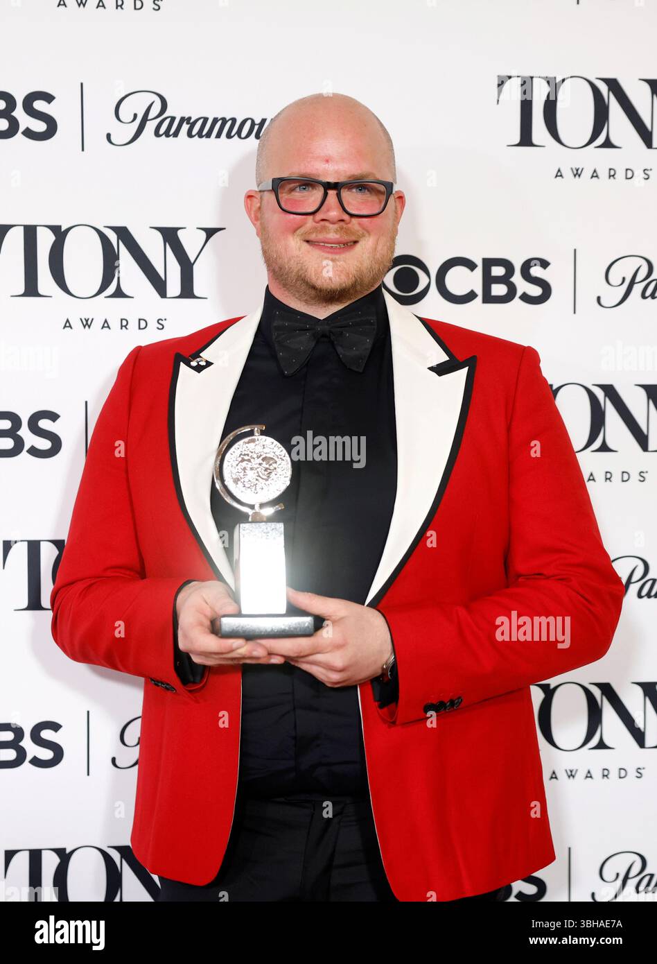 New York, Usa. Juni 2025. Jack Knowles posiert mit dem „Best Lighting Design of a Musical Award“ für „Sunset Blvd“. Backstage bei den 78. Jährlichen Tony Awards in der Radio City Music Hall am Sonntag, den 8. Juni 2025 in New York City. Foto: John Angelillo/UPI Credit: UPI/Alamy Live News Stockfoto