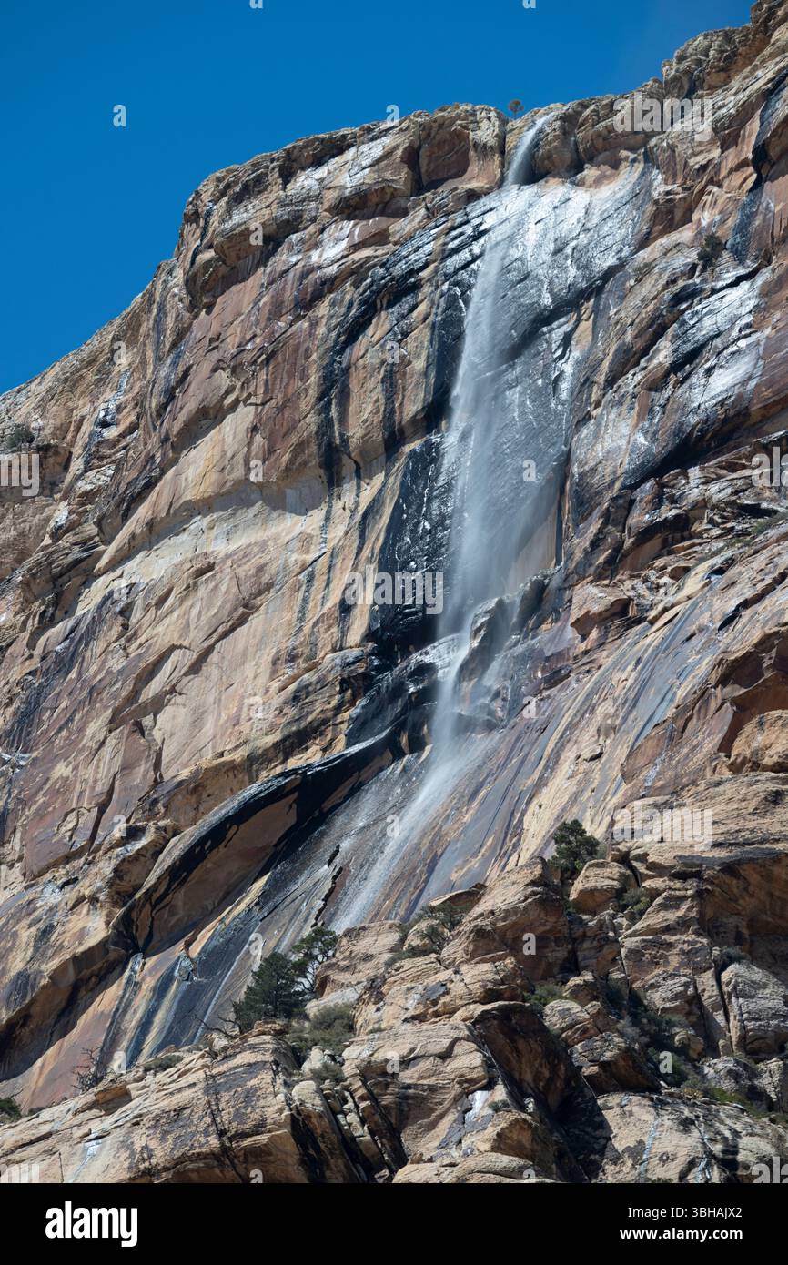 Atemberaubende Ausblicke auf die saisonalen Wasserfälle, die durch den Ice Box Canyon im Herzen der Red Rock Canyon National Conservation Area kaskadieren Stockfoto