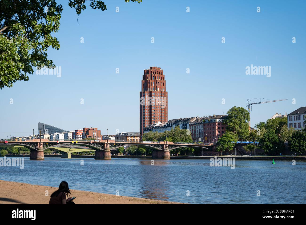 Hauptgebäude des Plaza Turms in Frankfurt Sachsenhausen. Das Hochhaus mit der roten Backsteinfassade wird als Hotel (Lindner Hotel) und Residenz genutzt. Stockfoto