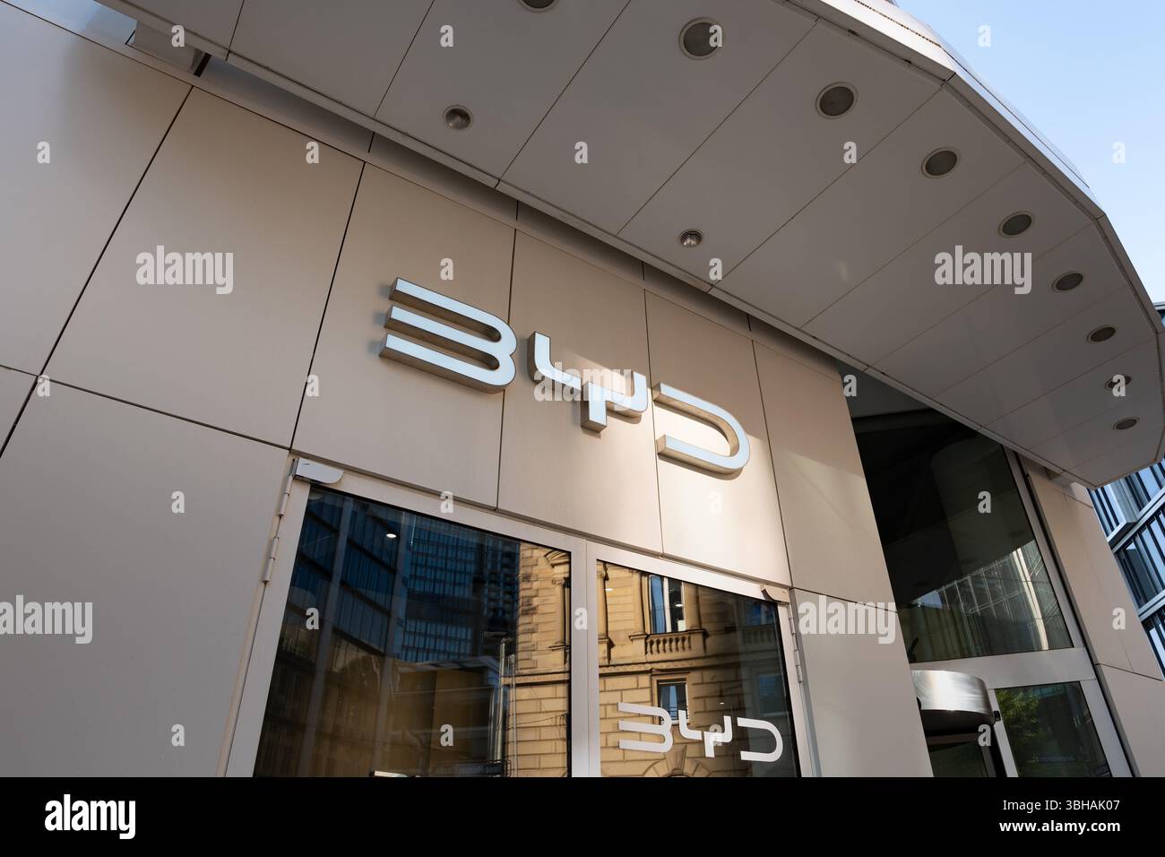 BYD-Logoschild auf der Außenfassade des Ladens in Frankfurt. Der chinesische Automobilhersteller verkauft BEVs in Deutschland. Die Elektroautos sind gefragt Stockfoto