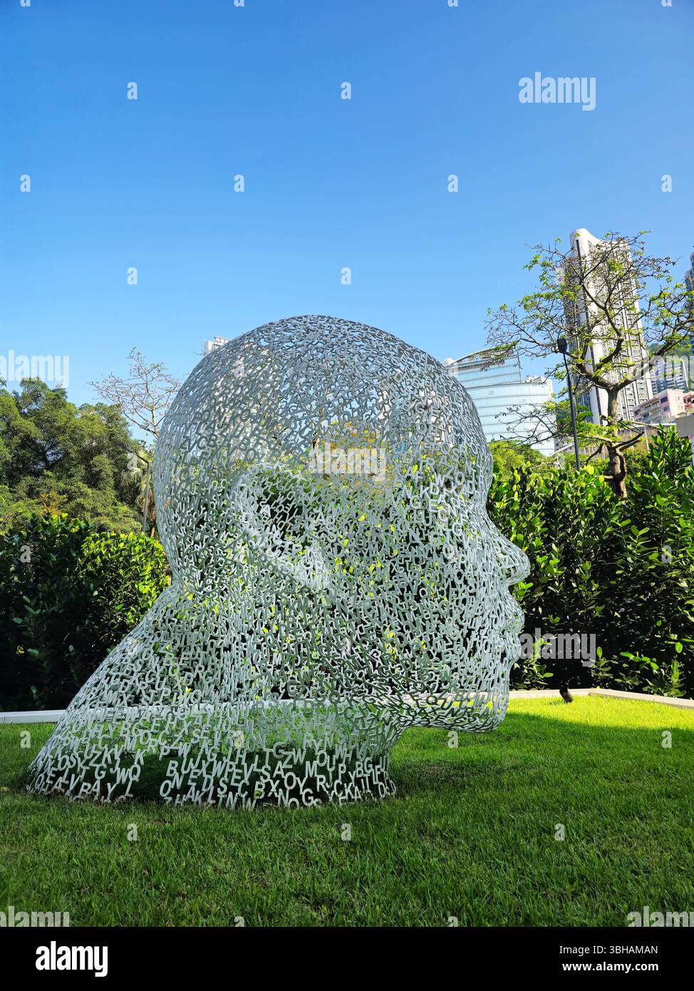 Eine Edelstahlskulptur des Künstlers Jaume Plensa am Murray Hotel in Admiralty, Hongkong. Stockfoto
