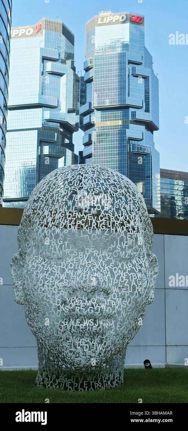 Eine Edelstahlskulptur des Künstlers Jaume Plensa am Murray Hotel in Admiralty, Hongkong. Stockfoto