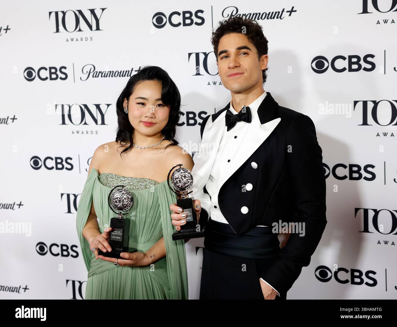 New York, Usa. Juni 2025. Helen J. Shen und Darren Criss posieren mit dem Best Musical Award für „Maybe Happy Ending“ Backstage bei den 78. Jährlichen Tony Awards in der Radio City Music Hall am Sonntag, den 8. Juni 2025 in New York City. Foto: John Angelillo/UPI Credit: UPI/Alamy Live News Stockfoto