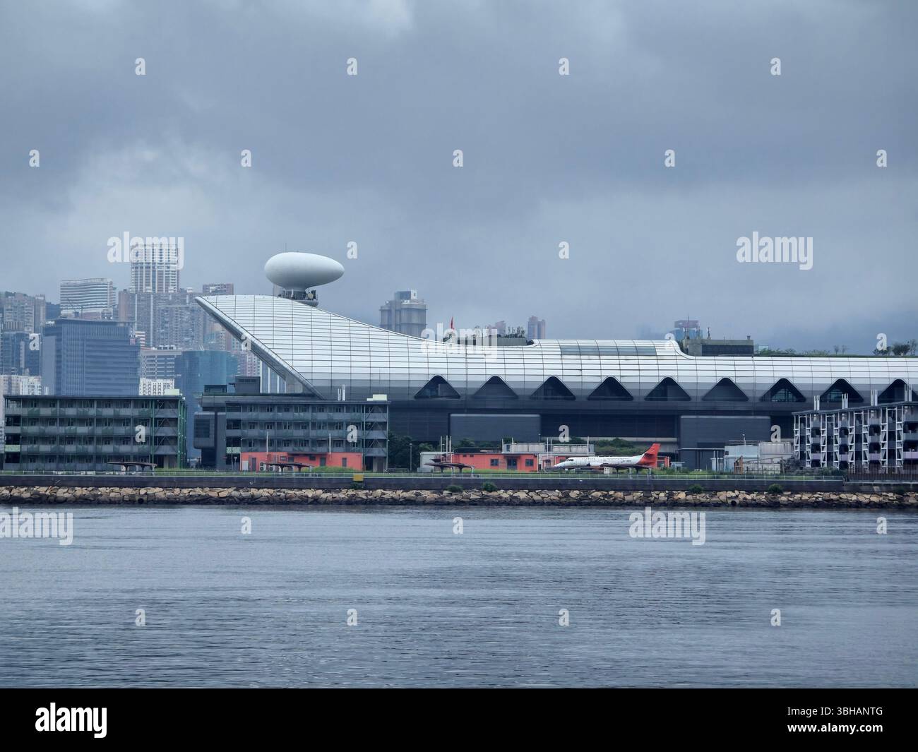 Das Kreuzfahrtterminal auf der Landebahn des alten Flughafens in Kait Tak, Hongkong. - Smartphone-aufgenommenes Stockfoto