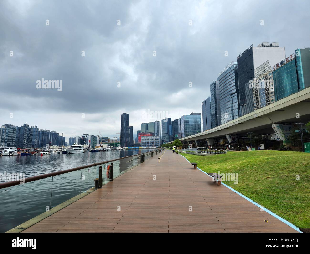 Die Kwun Tong Promenade in Hongkong. - Smartphone-aufgenommenes Stockfoto