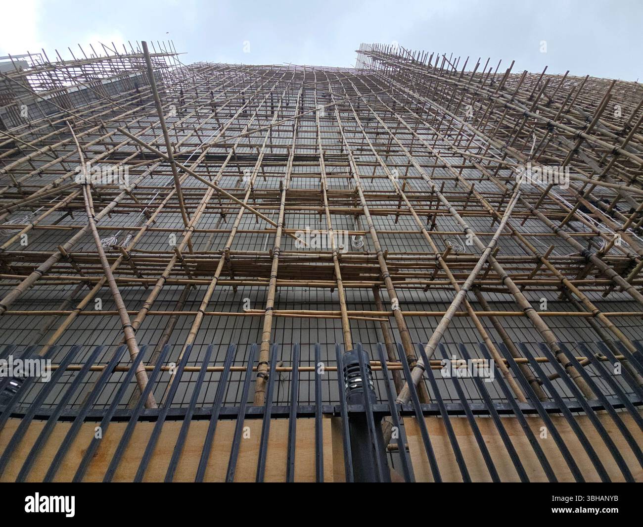 Traditionelles Bambusgerüst im Hongkonger Stil. Foto in Kowloon, Hongkong. - Smartphone-aufgenommenes Stockfoto