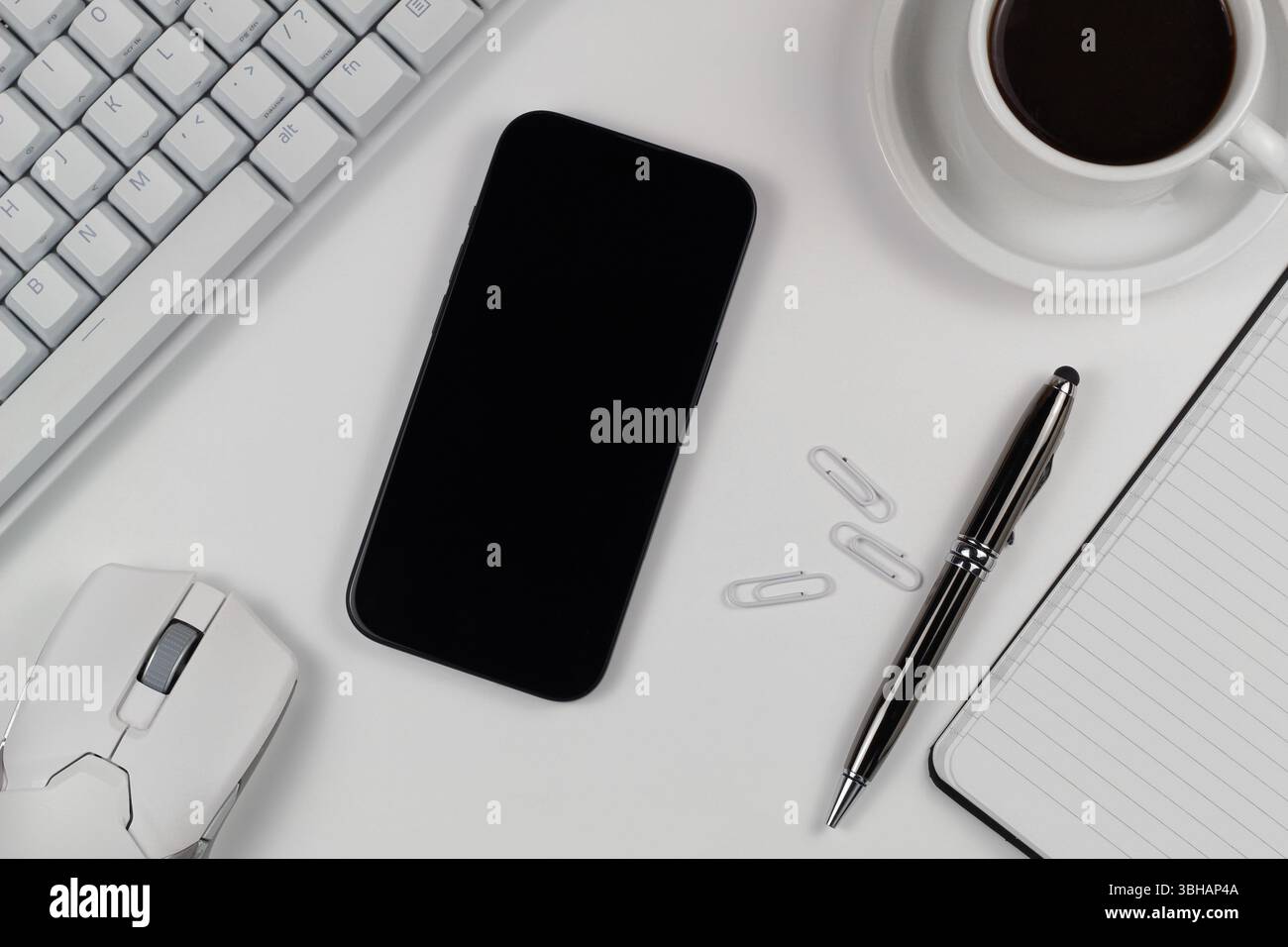 Schreibtisch flach mit weißer Tastatur und Smartphone Stockfoto