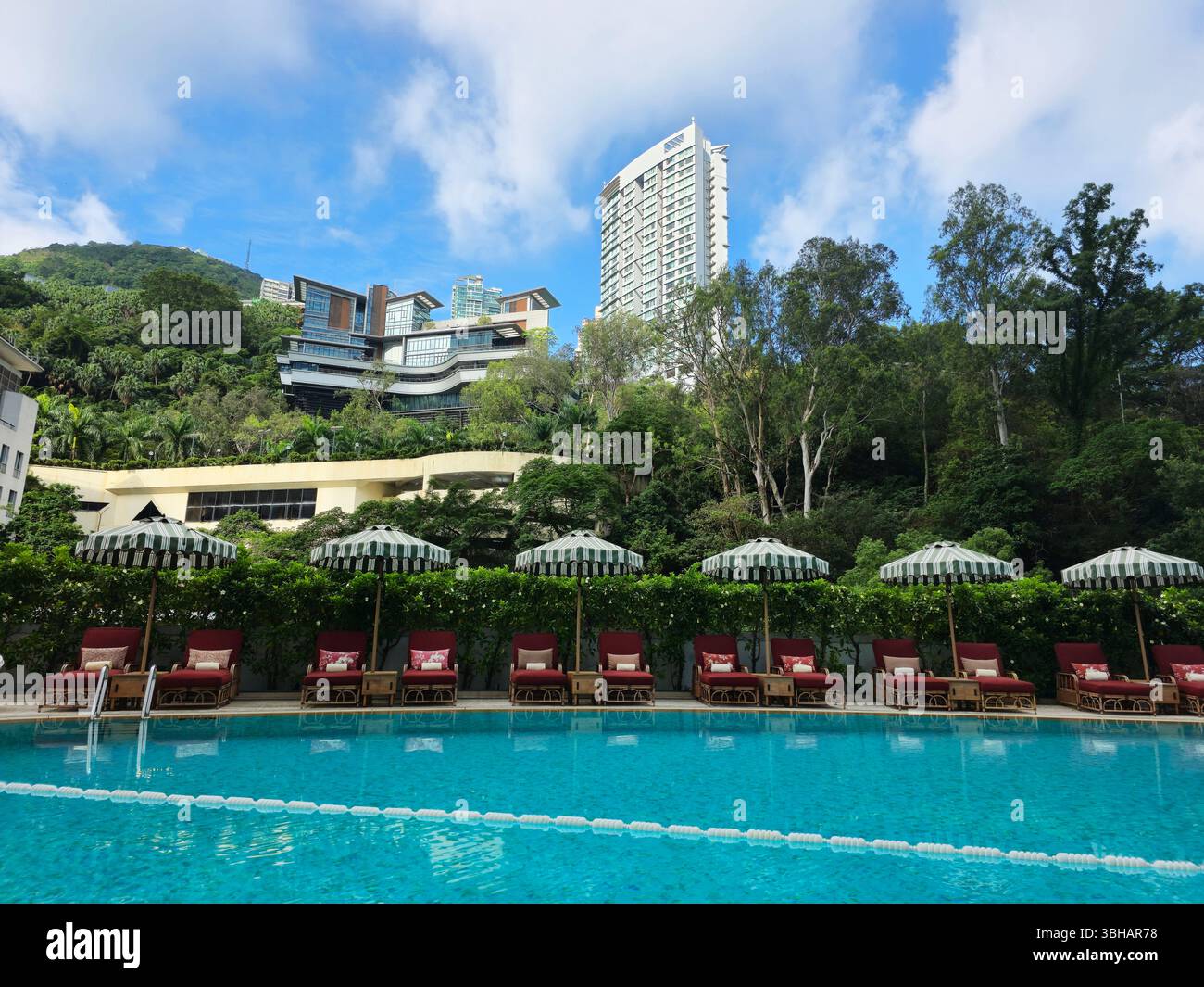 Der Swimmingpool des Shangri-La Hotels in Hongkong. - Smartphone-aufgenommenes Stockfoto