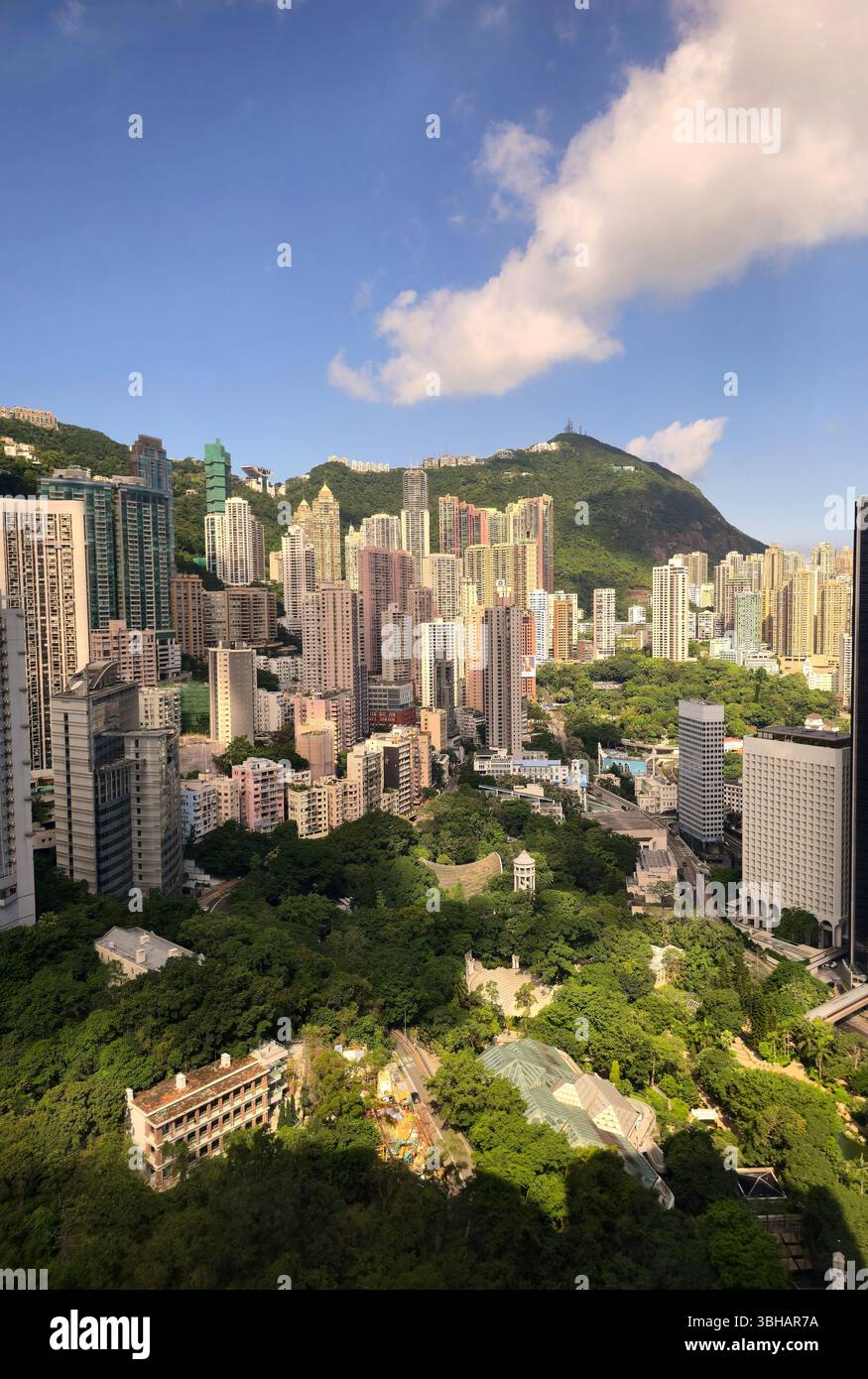 Blick auf den Hong Kong Park und die mittleren Ebenen in Hong Kong. - Smartphone-aufgenommenes Stockfoto