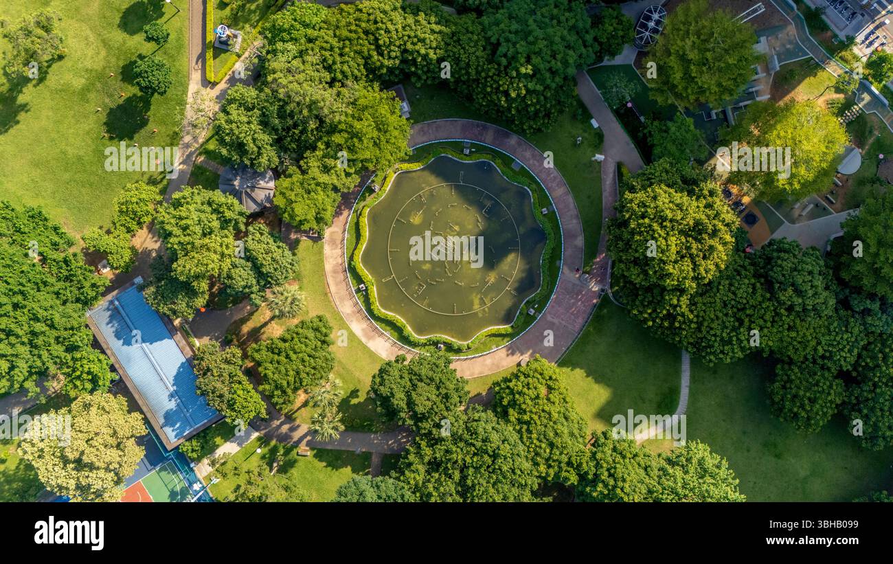 Rundbrunnen aus der Vogelperspektive im öffentlichen Park mit grüner Landschaft Stockfoto