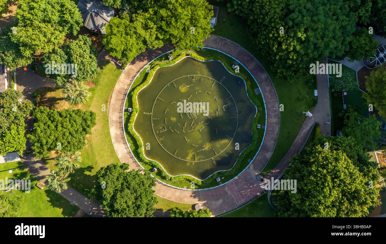 Rundbrunnen aus der Vogelperspektive im öffentlichen Park mit grüner Landschaft Stockfoto