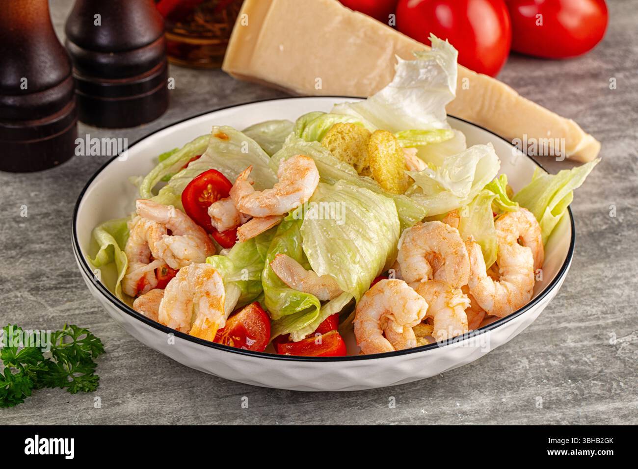 Leckerer caesar-Salat mit Garnelen und Eisberg Stockfoto