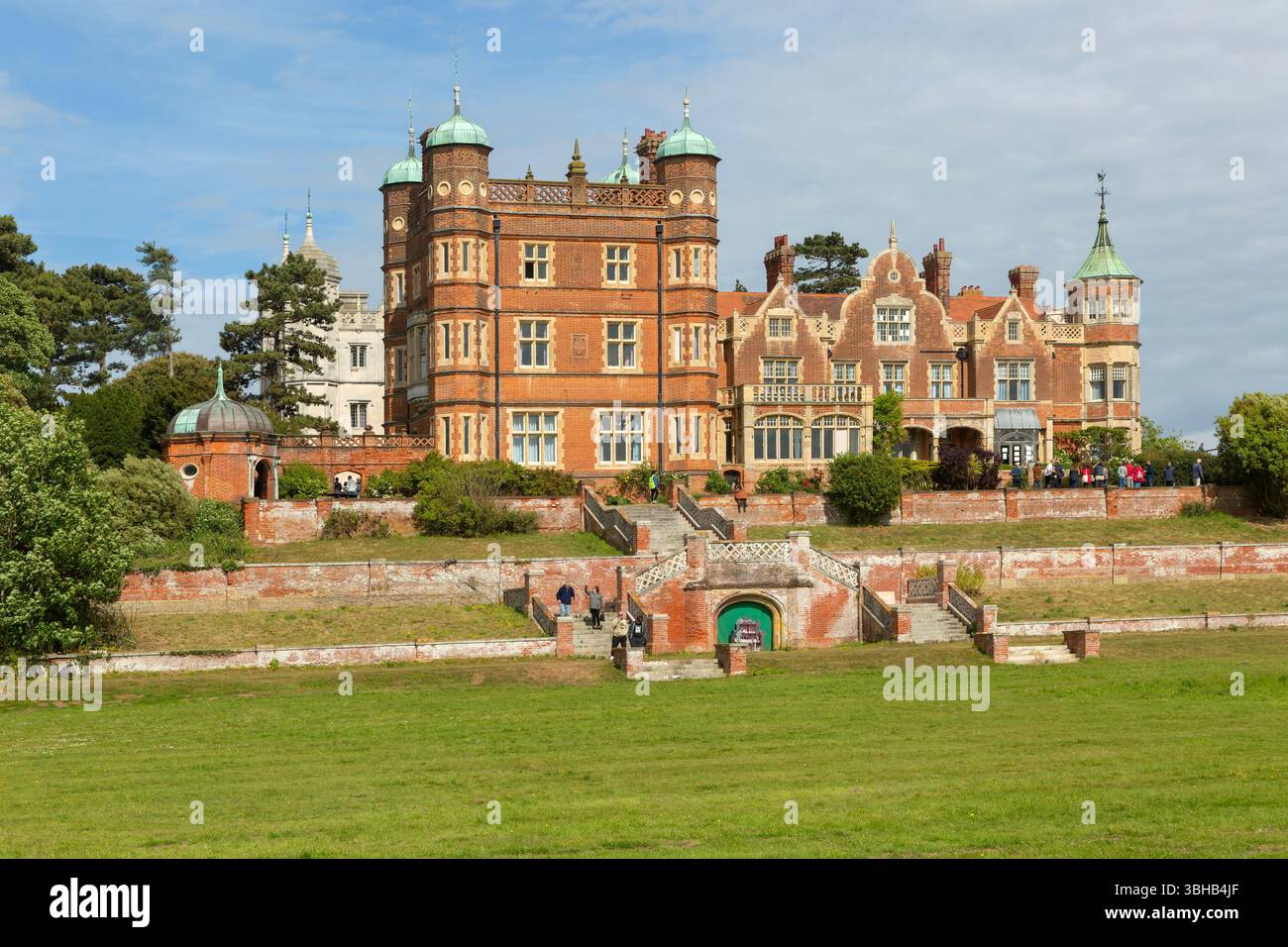 Personen auf Führung durch Bawdsey Manor Bawdsey, Suffolk, England, Großbritannien Stockfoto