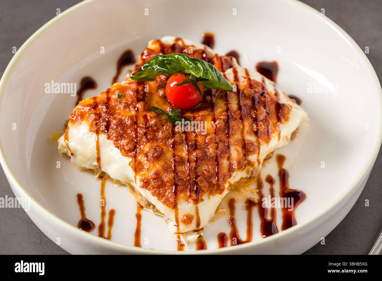 Köstliche hausgemachte Lasagne oder Lasagne, klassische italienische Küche Stockfoto