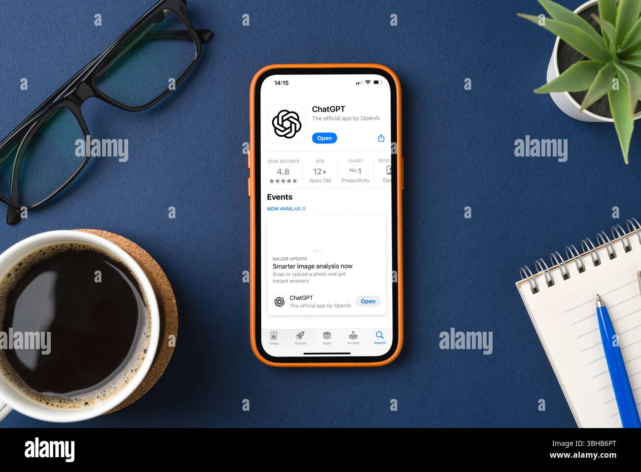 Antalya, Türkei – 5. Juni 2025: Ansicht von oben auf der ChatGPT-App im App Store auf dem iPhone-Bildschirm Stockfoto