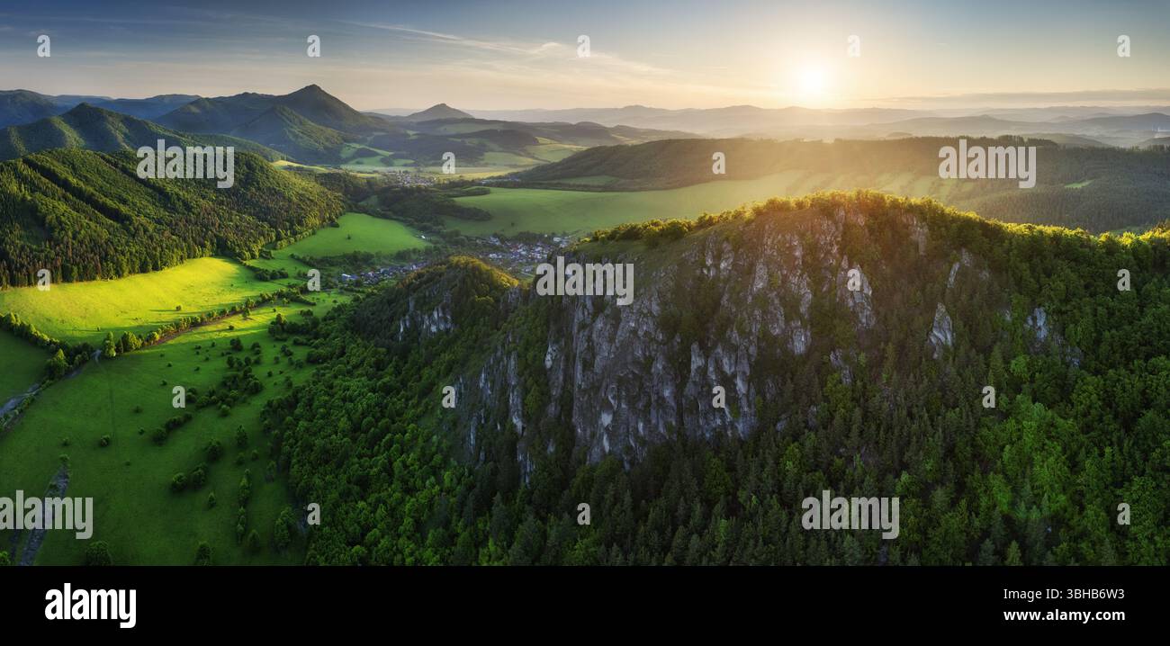 Panoramablick auf ein malerisches Tal im Morgenlicht, Nebel, Wiesen und Morgenlicht, Frühling ländliche Landschaft Stockfoto