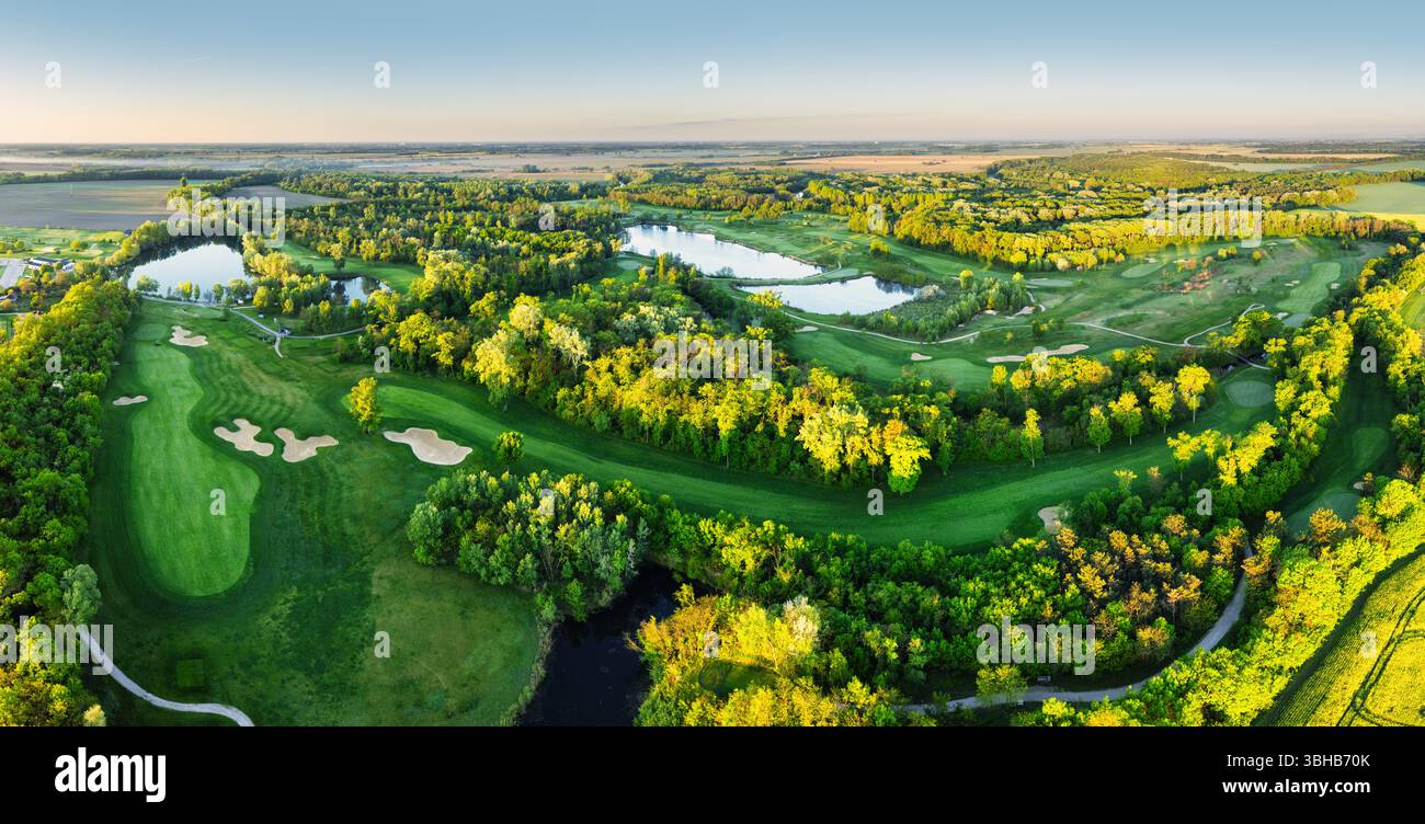 Blick aus der Vogelperspektive auf das grüne Gras und die Bäume auf einem Golffeld Stockfoto