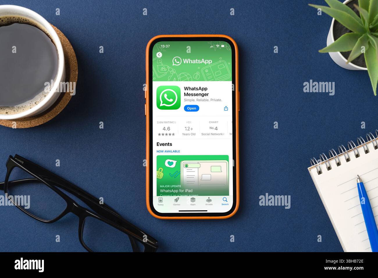 Antalya, Türkei - 5. Juni 2025: Top-Ansicht der WhatsApp App im App Store auf dem iPhone-Bildschirm Stockfoto