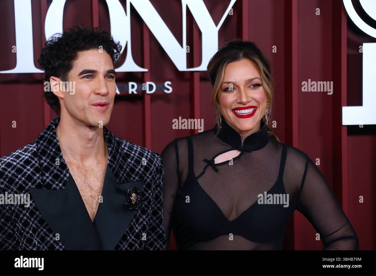 Darren Criss und Mia Swier nehmen am 8. Juni 2025 an den 78. Jährlichen Tony Awards in der Rockefeller City Music Hall in New York City, NYC, USA, Teil. Foto: Charles Guerin/ABACAPRESS.COM Stockfoto Darren Criss und Mia Swier nehmen am 8. Juni 2025 an den 78. Jährlichen Tony Awards in der Rockefeller City Music Hall in New York City, NYC, USA, Teil. Foto: Charles Guerin/ABACAPRESS.COM Stockfoto