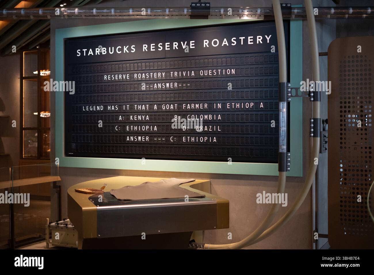 Chicago, Illinois, Vereinigte Staaten von Amerika (USA) - 22. August 2024: Interaktive Triviaplatine im Starbucks Reserve Roastery. Äthiopiens Kaffeegeschichte Stockfoto