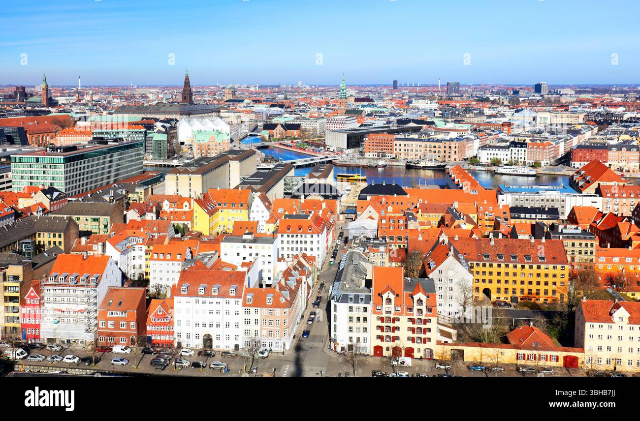 Blick auf die Architektur der Innenstadt von Kopenhagen von oben - von der Erlöserkirche Stockfoto