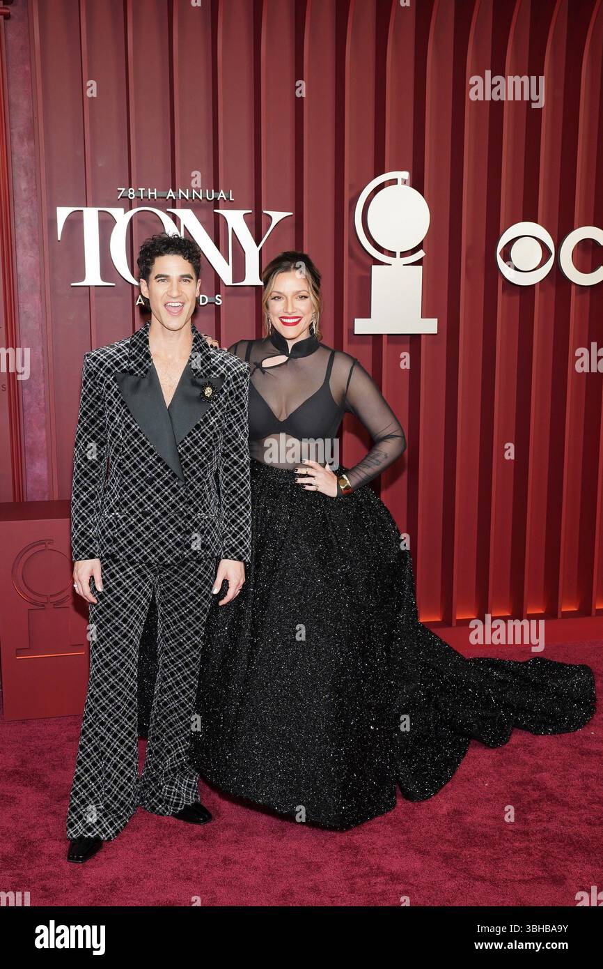 Darren Criss, Mia Swier bei Arranvals for the American Theatre Wing's 78th Annual Tony Awards - Part 3, Radio City Music Hall im Rockefeller Center, New York, New York, NY, 08. Juni 2025. Foto: Kristin Callahan/Everett Collection Stockfoto Darren Criss, Mia Swier bei Arranvals for the American Theatre Wing's 78th Annual Tony Awards - Part 3, Radio City Music Hall im Rockefeller Center, New York, New York, NY, 08. Juni 2025. Foto: Kristin Callahan/Everett Collection Stockfoto