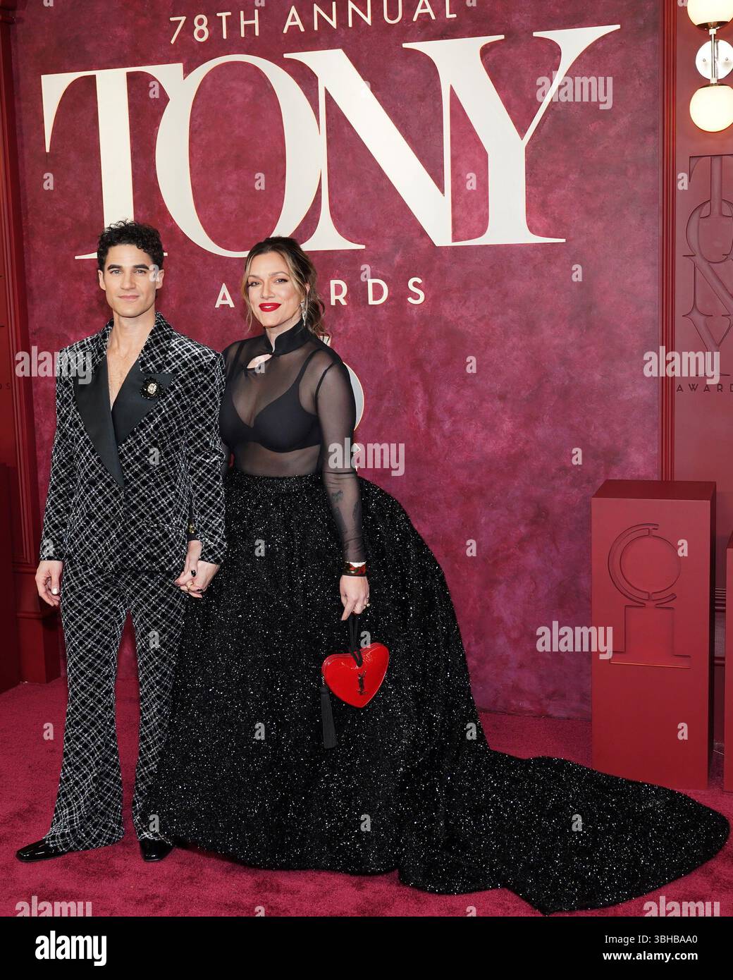 Darren Criss, Mia Swier bei Arranvals for the American Theatre Wing's 78th Annual Tony Awards - Part 3, Radio City Music Hall im Rockefeller Center, New York, New York, NY, 08. Juni 2025. Foto: Kristin Callahan/Everett Collection Stockfoto Darren Criss, Mia Swier bei Arranvals for the American Theatre Wing's 78th Annual Tony Awards - Part 3, Radio City Music Hall im Rockefeller Center, New York, New York, NY, 08. Juni 2025. Foto: Kristin Callahan/Everett Collection Stockfoto